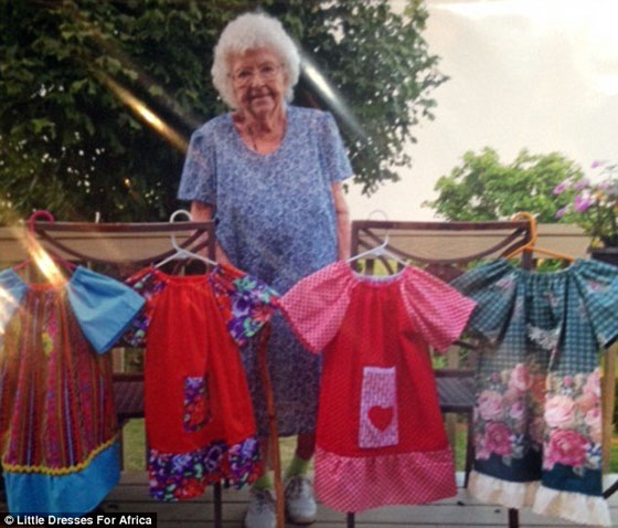 عجوز امريكية تخيط فستانا كل يوم لأطفال أفريقيا الفقراء صورة رقم 2