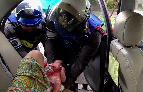عالم طريف.. شرطة تايلندية لمساعدة الحوامل خلال الاختناقات المرورية صورة رقم 1