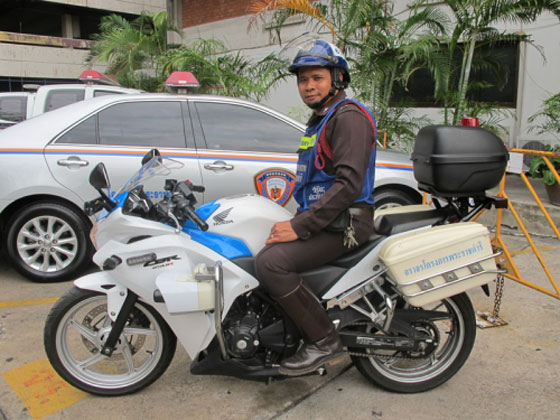 عالم طريف.. شرطة تايلندية لمساعدة الحوامل خلال الاختناقات المرورية صورة رقم 5