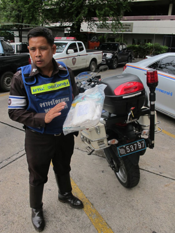عالم طريف.. شرطة تايلندية لمساعدة الحوامل خلال الاختناقات المرورية صورة رقم 3
