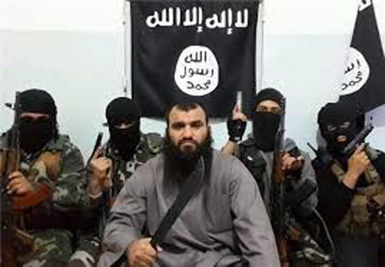اصغر مجندي داعش يتعثر تحت ثقل رشاش يفوق وزنه صورة رقم 3