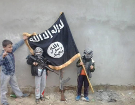 اصغر مجندي داعش يتعثر تحت ثقل رشاش يفوق وزنه صورة رقم 2
