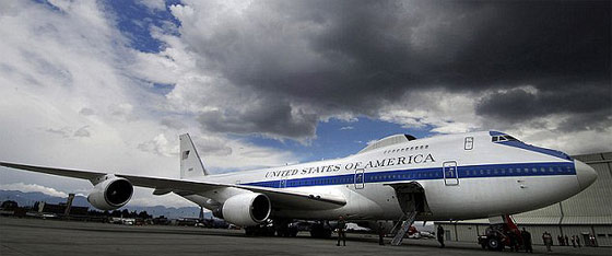 طائرة نهاية العالم.. تحمي اوباما وصحبه من التفجيرات النووية والنيازك صورة رقم 1