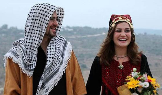 اجانب يتزوجون في قرية النبي صالح تضامنا مع فلسطين صورة رقم 1