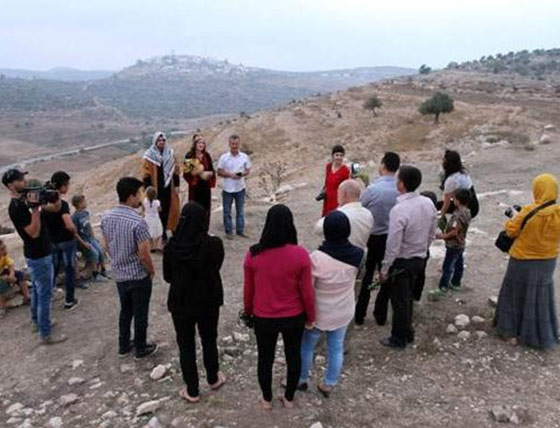 اجانب يتزوجون في قرية النبي صالح تضامنا مع فلسطين صورة رقم 3