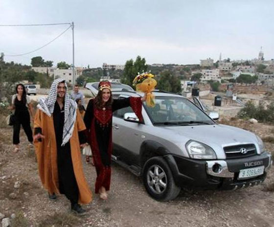 اجانب يتزوجون في قرية النبي صالح تضامنا مع فلسطين صورة رقم 2