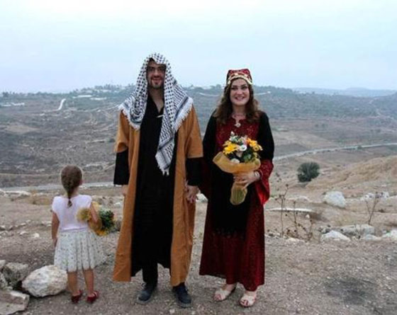اجانب يتزوجون في قرية النبي صالح تضامنا مع فلسطين صورة رقم 4