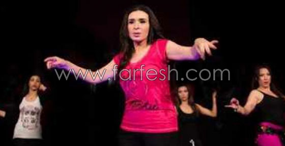 فيديو دينا ترفض شبيهة صافيناز في الراقصة والجمهور يتهمها بالغيرة صورة رقم 1