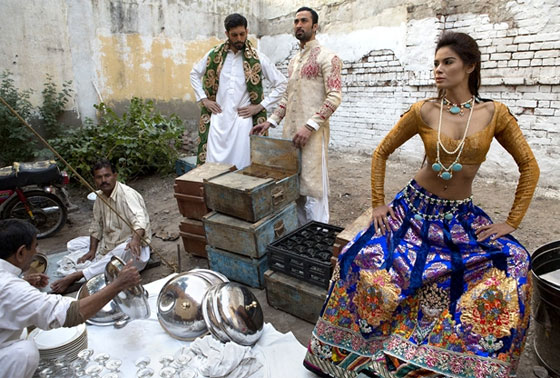 بالكاميرا.. الموضة الباكستانية تتحدى طالبان في عقر بيتها صورة رقم 15