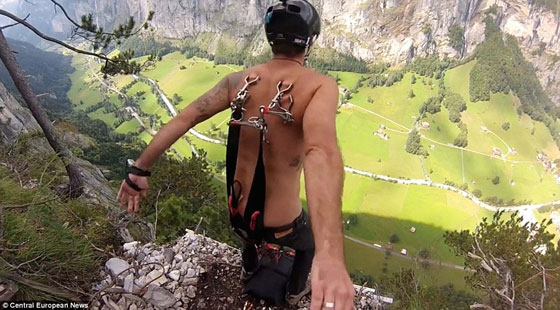صور وفيديو مغامر روسي يقفز 400 متر بحزام أمان داخل ثقوب في جلد ظهره صورة رقم 2