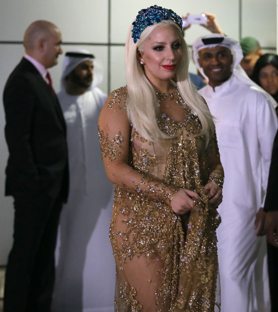بالصور.. ليدي غاغا تغزو دبي بملابس شفافة تظهر اكثر مما تخفي صورة رقم 2