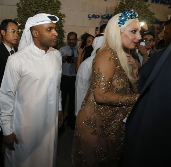 بالصور.. ليدي غاغا تغزو دبي بملابس شفافة تظهر اكثر مما تخفي صورة رقم 11