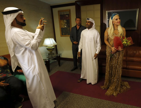 بالصور.. ليدي غاغا تغزو دبي بملابس شفافة تظهر اكثر مما تخفي صورة رقم 6
