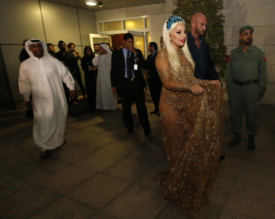 بالصور.. ليدي غاغا تغزو دبي بملابس شفافة تظهر اكثر مما تخفي صورة رقم 9