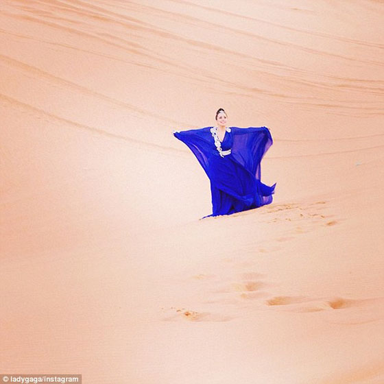 ليدي غاغا تجوب صحراء دبي بجلباب تقليدي وتزدان بالحناء صورة رقم 3