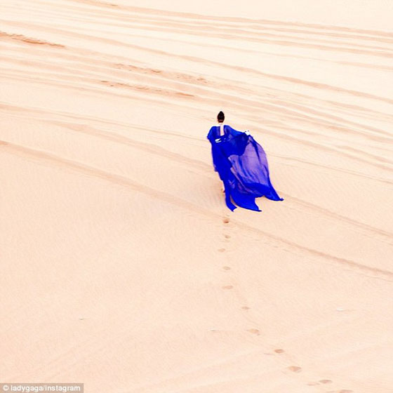 ليدي غاغا تجوب صحراء دبي بجلباب تقليدي وتزدان بالحناء صورة رقم 2