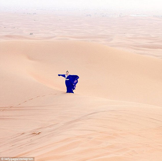 ليدي غاغا تجوب صحراء دبي بجلباب تقليدي وتزدان بالحناء صورة رقم 1