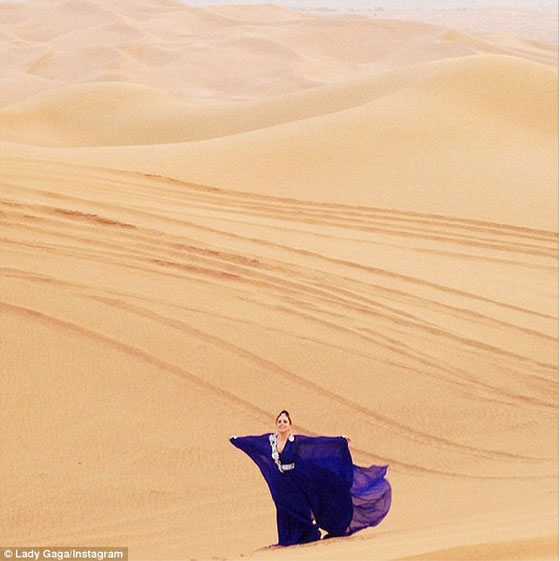 ليدي غاغا تجوب صحراء دبي بجلباب تقليدي وتزدان بالحناء صورة رقم 4