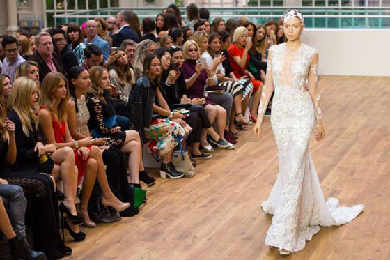  لندن: صور وفيديو فستان زفاف مرصّع بالماس بملايين الدولارات  صورة رقم 5