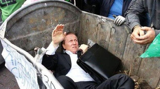 القاء نائب برلماني اوكراني في صندوق للقمامة!! صورة رقم 1