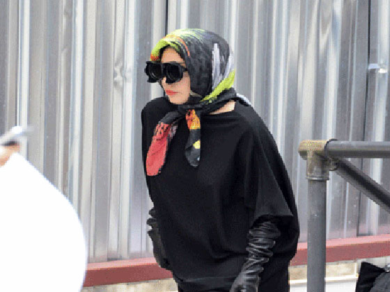 بالصور.. ليدي غاغا تتجول بالحجاب في شوارع اسطنبول بتركيا صورة رقم 2