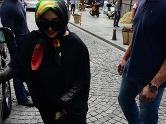 بالصور.. ليدي غاغا تتجول بالحجاب في شوارع اسطنبول بتركيا صورة رقم 1