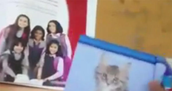 بالفيديو.. معلم سعودي يجبر طلابه على تمزيق كتاب بسبب صورة لفتيات صورة رقم 1