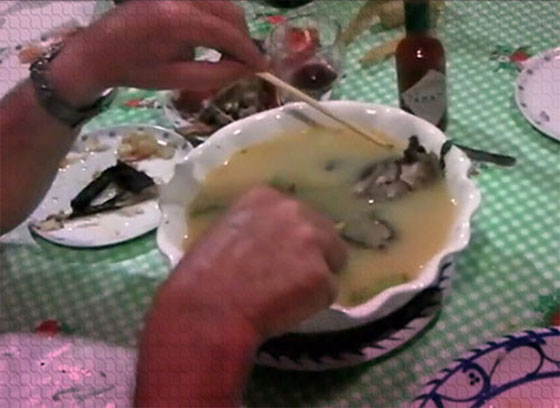 صور وفيديو اشخاص يتلذذون بأكل ضفادع وديدان وعناكب وصراصير حية!  صورة رقم 4
