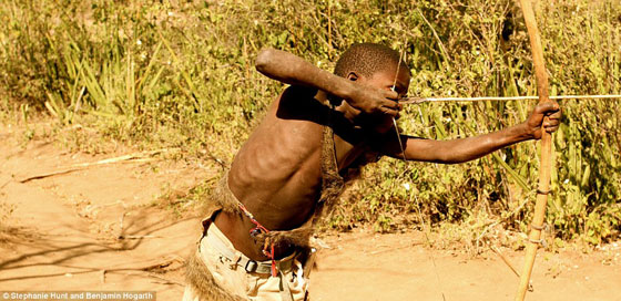 صور وفيديو قبيلة بدائية في تنزانيا لم تتغير حياتها منذ 10,000 سنة! صورة رقم 3