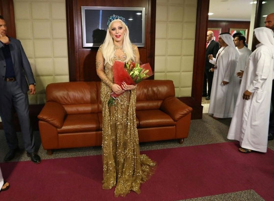 بالصور.. ليديا غاغا في الحجاب والثوب الاسود الطويل صورة رقم 16