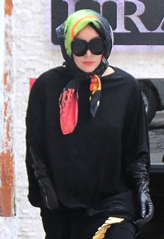 بالصور.. ليديا غاغا في الحجاب والثوب الاسود الطويل صورة رقم 4