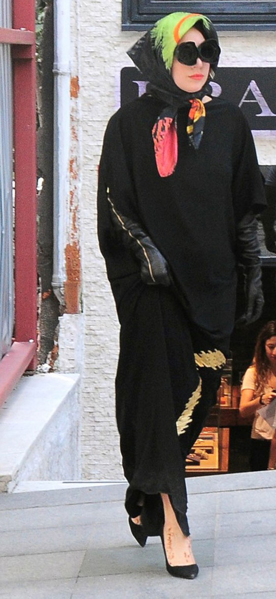 بالصور.. ليديا غاغا في الحجاب والثوب الاسود الطويل صورة رقم 5