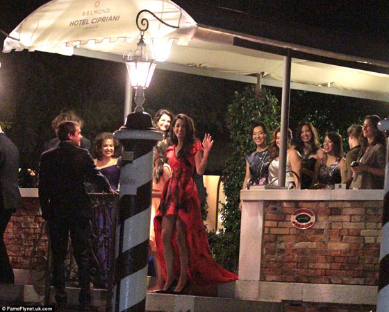 صور امل علم الدين مذهلة بفستان احمر في عشاء احتفالي قبل الزواج صورة رقم 23