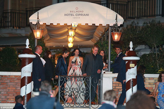 صور امل علم الدين مذهلة بفستان احمر في عشاء احتفالي قبل الزواج صورة رقم 34
