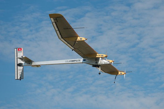ابو ظبي: طائرة تعمل بالطاقة الشمسية تنطلق برحلة حول العالم صورة رقم 1