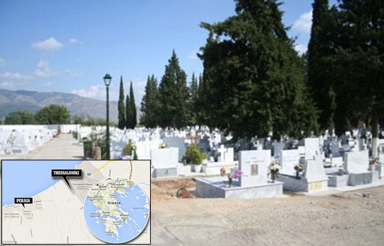 امرأة تصرخ من تحت التراب بعد ان دفنت حية باليونان صورة رقم 1