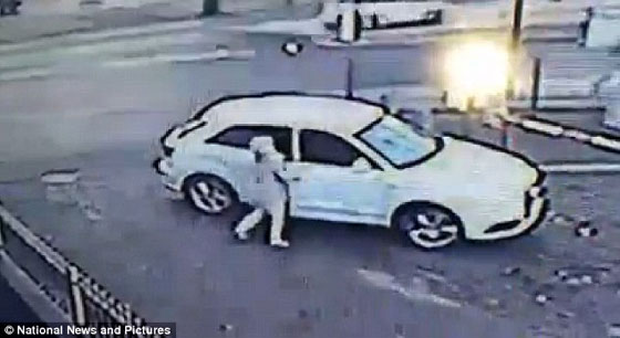 فيديو مدهش.. امرأة تنهال بشراسة على لص حاول سرقة سيارتها  صورة رقم 2