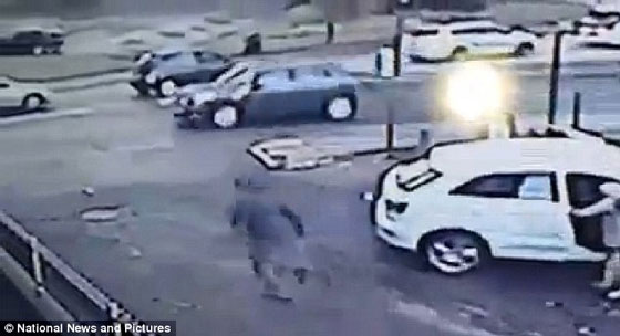فيديو مدهش.. امرأة تنهال بشراسة على لص حاول سرقة سيارتها  صورة رقم 8