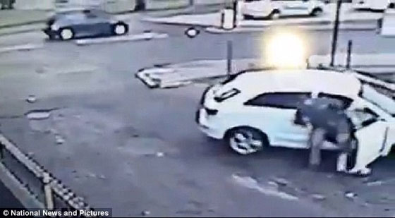 فيديو مدهش.. امرأة تنهال بشراسة على لص حاول سرقة سيارتها  صورة رقم 7