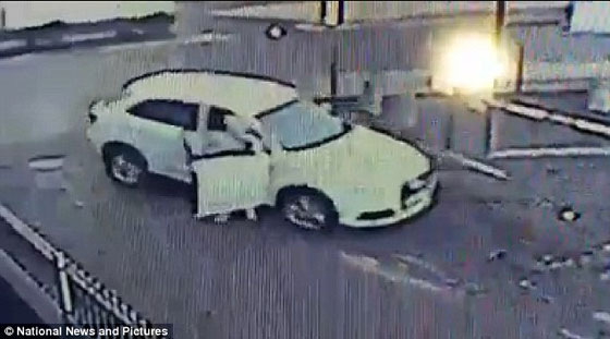 فيديو مدهش.. امرأة تنهال بشراسة على لص حاول سرقة سيارتها  صورة رقم 4
