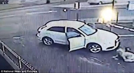 فيديو مدهش.. امرأة تنهال بشراسة على لص حاول سرقة سيارتها  صورة رقم 3