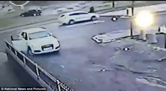 فيديو مدهش.. امرأة تنهال بشراسة على لص حاول سرقة سيارتها  صورة رقم 5