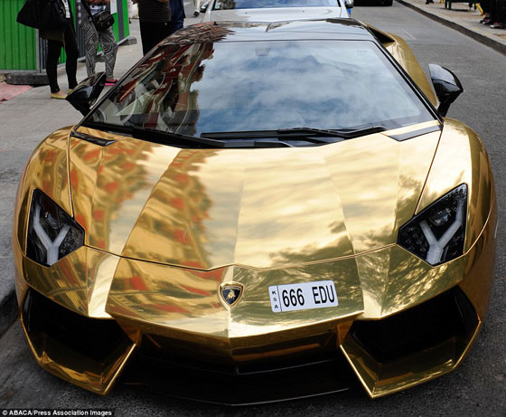 لامبورغيني سعودية مطلية بالذهب امام فندق بباريس تحبس الأنفاس صورة رقم 1