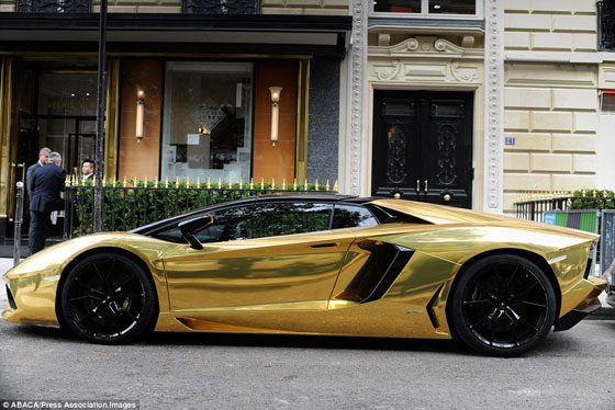 لامبورغيني سعودية مطلية بالذهب امام فندق بباريس تحبس الأنفاس صورة رقم 2