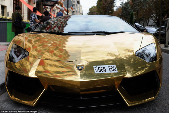 لامبورغيني سعودية مطلية بالذهب امام فندق بباريس تحبس الأنفاس صورة رقم 4