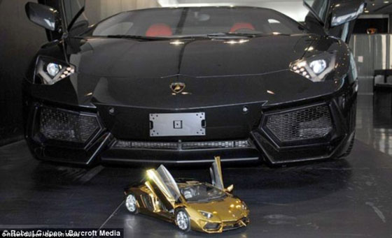 لامبورغيني سعودية مطلية بالذهب امام فندق بباريس تحبس الأنفاس صورة رقم 7