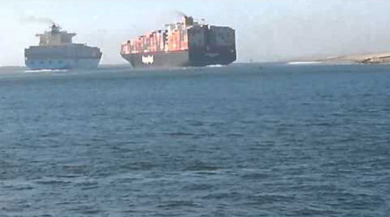 بالفيديو.. تصادم سفينتين عملاقتين محملتين بالحاويات في السويس صورة رقم 1