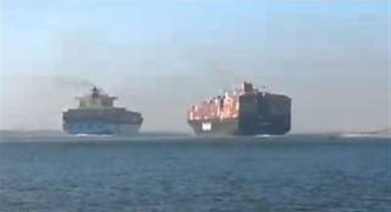 بالفيديو.. تصادم سفينتين عملاقتين محملتين بالحاويات في السويس صورة رقم 3