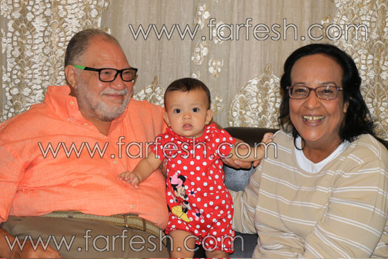  يحيي الفخراني يهدي فرفش صورة حصرية مع حفيدته سلمى وزوجته لميس صورة رقم 1