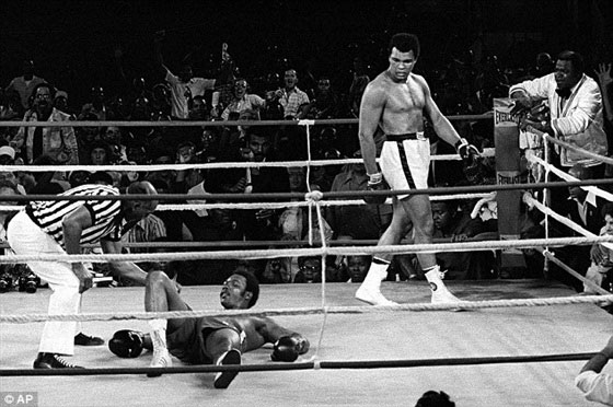 بالفيديو والصور.. حياة اسطورة الملاكمة محمد علي كلاي وانباء عن وفاته  صورة رقم 3